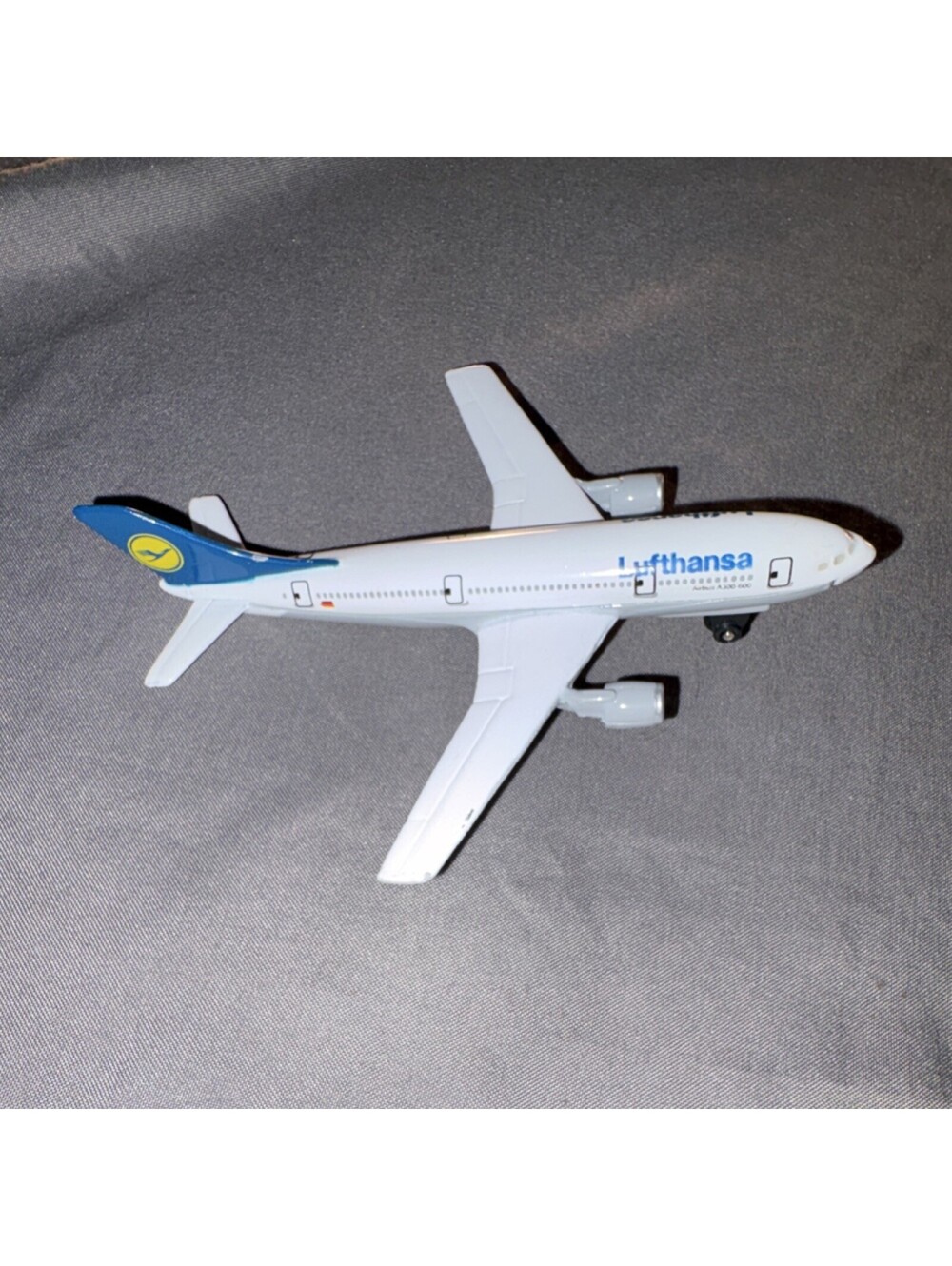 Matchbox Lufthansa Airbus A300B Diecast Commercial Airliner White/Blue SB 28